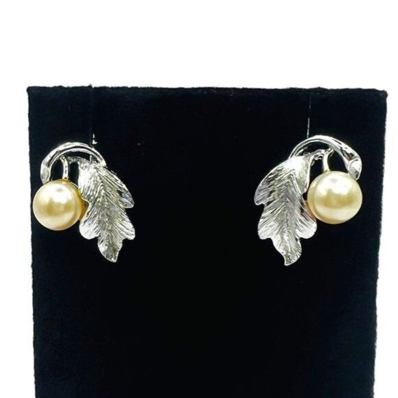 LISNER Vintage 60s Silver Leaf Faux Pearl Screw Back Earrings, Signed - Picture 3 of 11